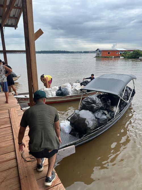 Barcos partindo com os materiais recicláveis para destinação correta